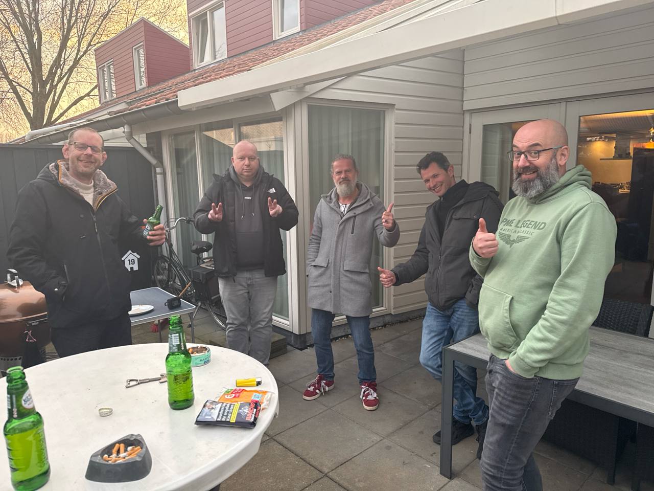 Groepsfoto buiten op Robs verjaardag